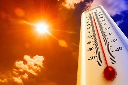 calor el termometro muestra que la temperatura esta caliente en el cielo verano